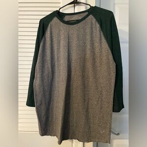 Men’s American Eagle 3/4 sleeve baseball vintage T gray with green sleeves